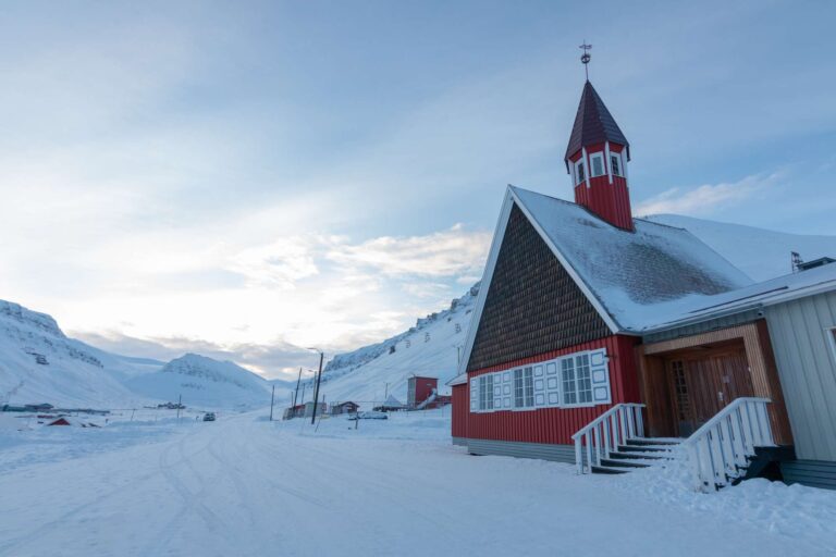 svalbard longyearbyen church winter istk