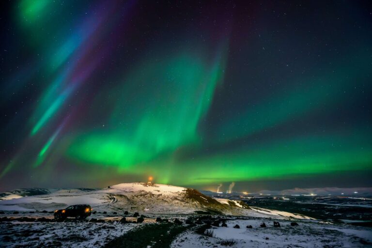 iceland dancing aurora borealis outside reykjavik rth