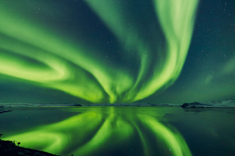 iceland-aurora-borealis-display-reflected-in-lake-rth