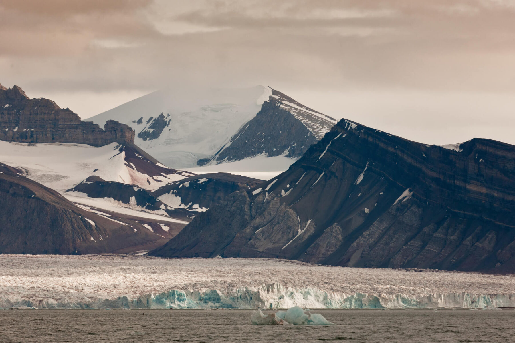 svalbard-mountains-and-glacier-front-rth
