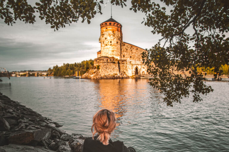 finland-lakeland-woman-olavinlinna-castle-savonlinna-visit-saimaa