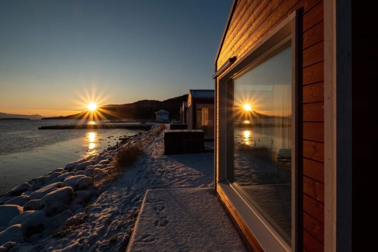 aurora sea view cabins norwegian wild sunset 2