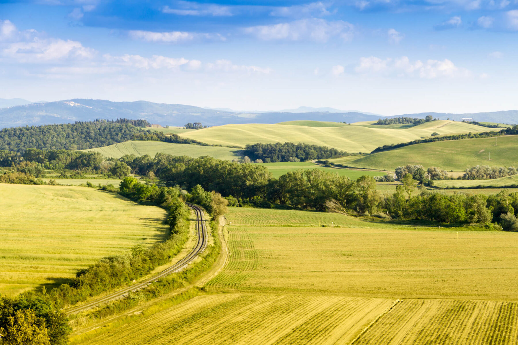 italy-rail-track-through-tuscany-countryside-istk