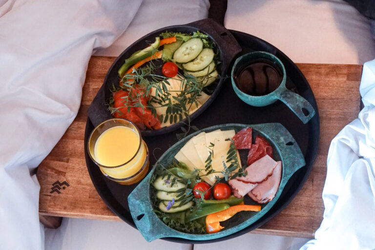 finland-haltia-lake-lodge-nuuksio-breakfast-tray