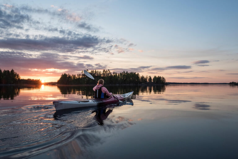 finland-lakeland-kayaking-at-sunset-visit-saimaa