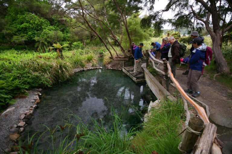 hiking-new-zealand-lake-tarawera-people