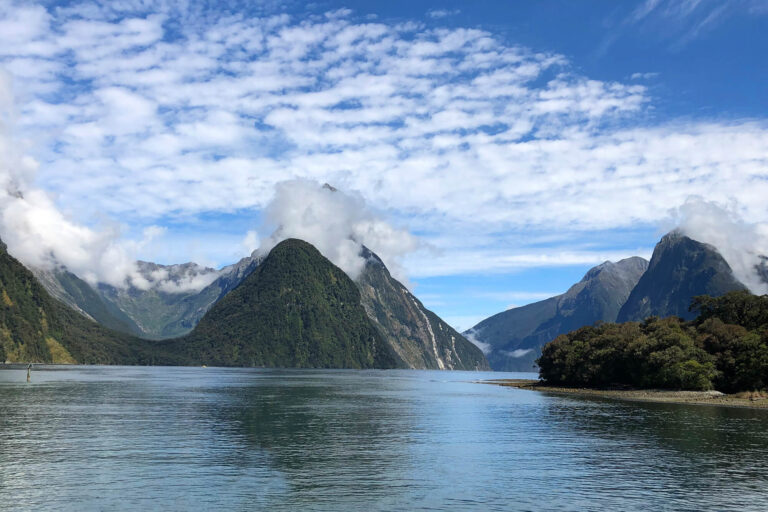 hiking-new-zealand-milford-sound