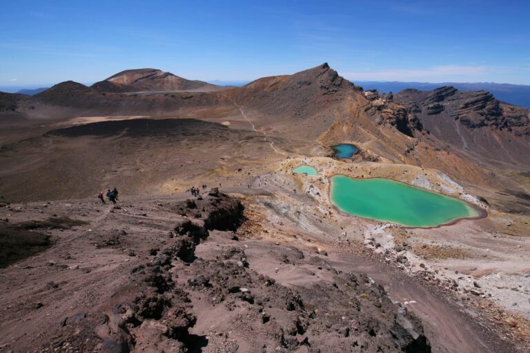 hiking-new-zealand-tongariro-crossing-view