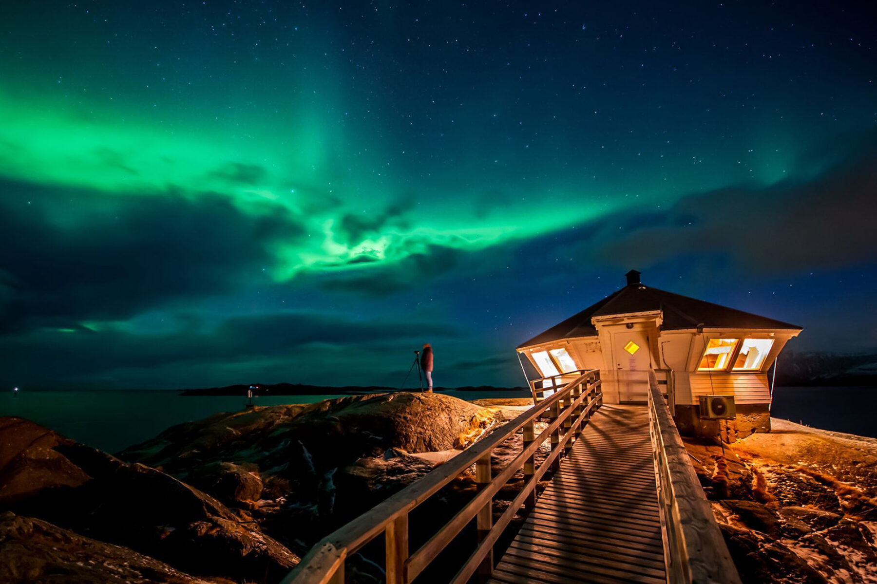 norway-aurora-by-lighthouse-hamn-i-senja