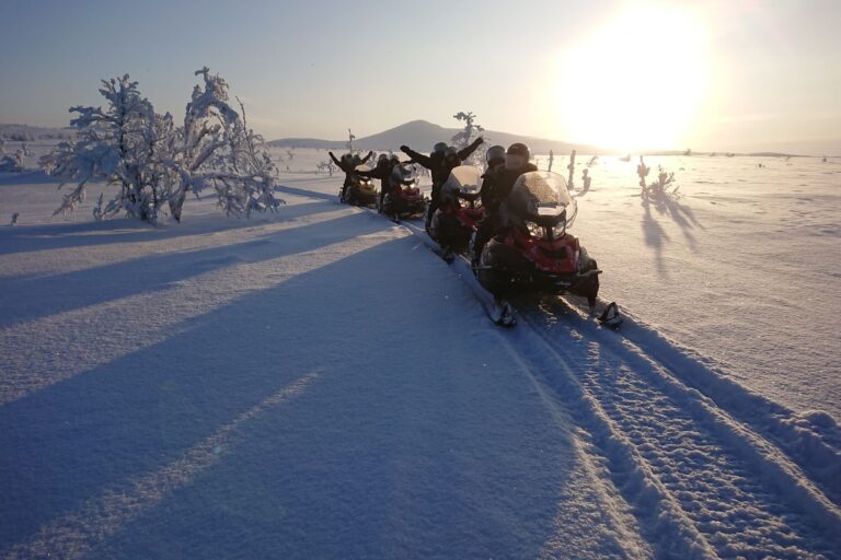 swedish-lapland-snowmobiling-experience-mnll