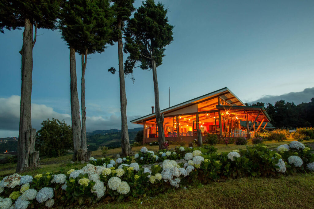 chayote-lodge-outside-restaurant