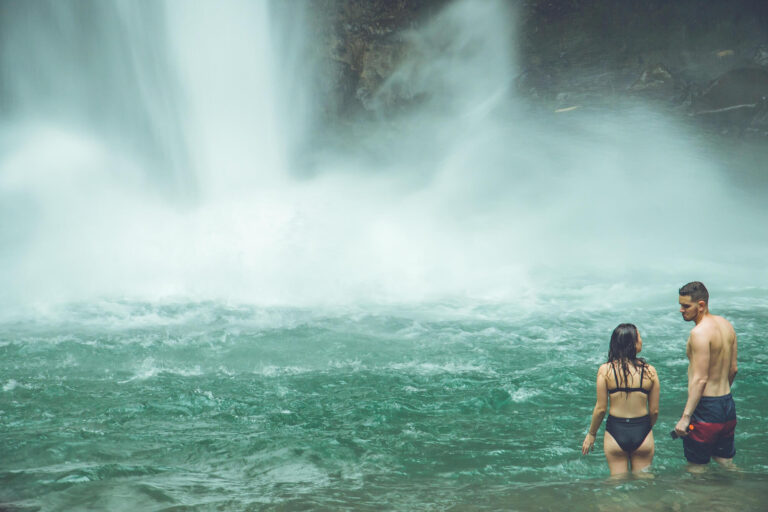 costa-rica-arenal-la fortuna-waterfall-hike-couple-bp