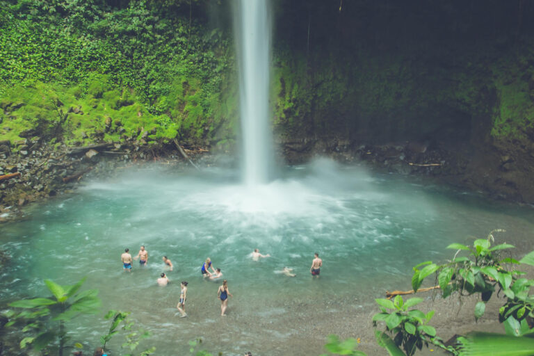 costa-rica-arenal-la fortuna-waterfall-hike-group-bp