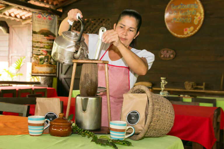 costa-rica-arenal-vida-campesina-coffee-maker