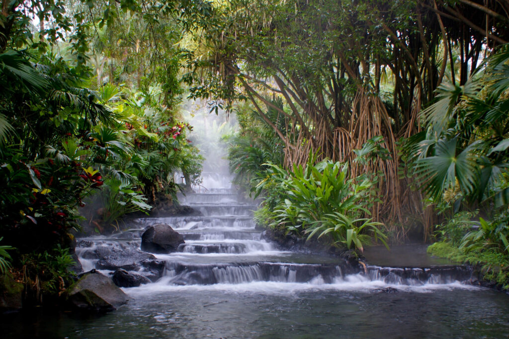 costa-rica-la-fortuna-hot-springs-istk