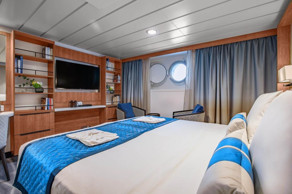 ocean-victory-interior-albatros-porthole-stateroom-category-d