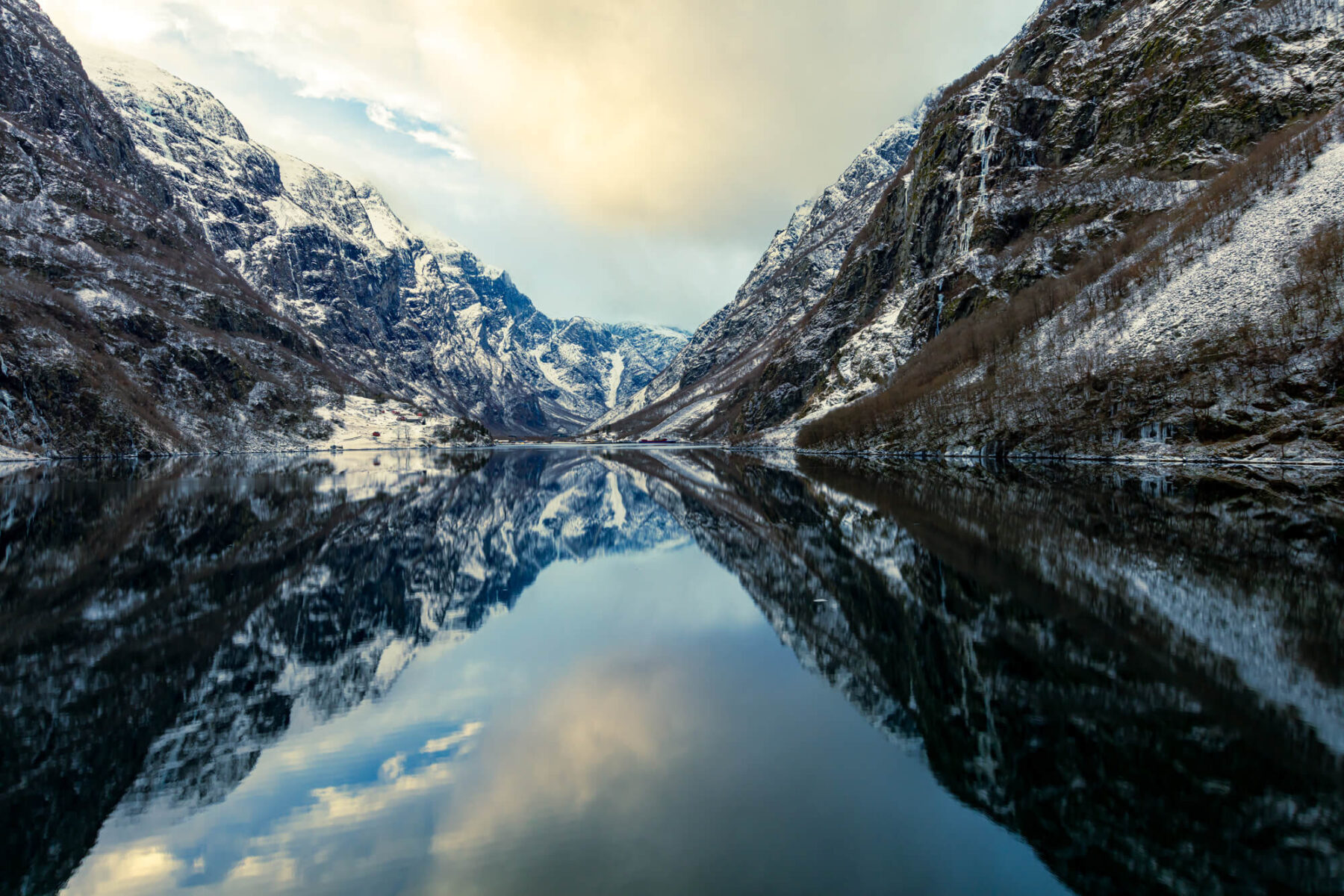 fjord-norway-aurlandsfjorden-winter-vn