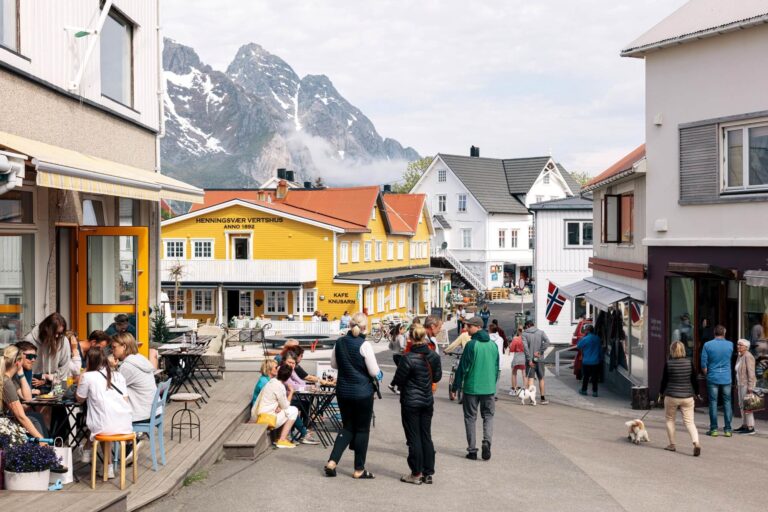 northern-norway-street-in-henningsvaer-vn