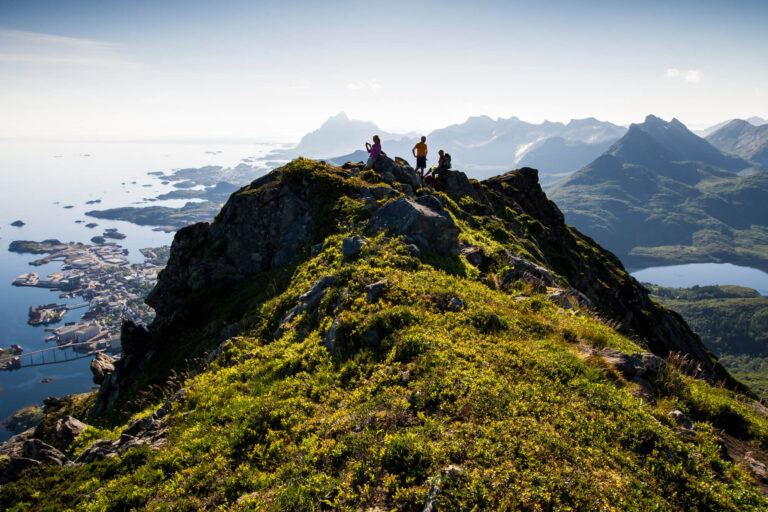 norway-lofoten-hiking-at-floya-vn