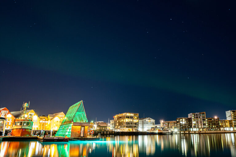 norway-tromso-at-night-vn