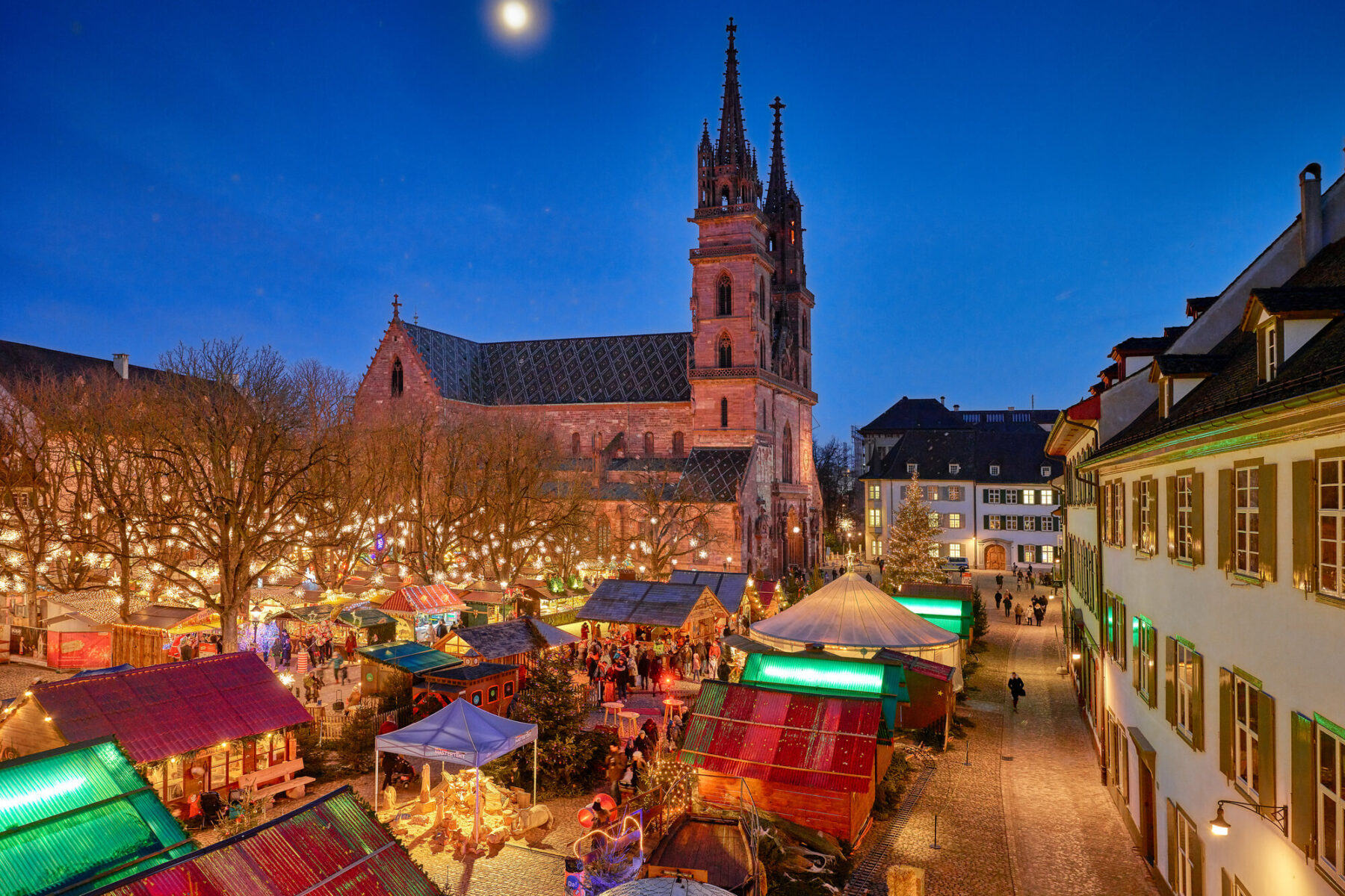 switzerland-basel-christmas-market-münsterplatz