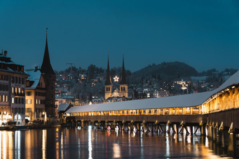 switzerland-lucerne-christmas-lake-buildings-tim-ulrlich-luzern-tourism