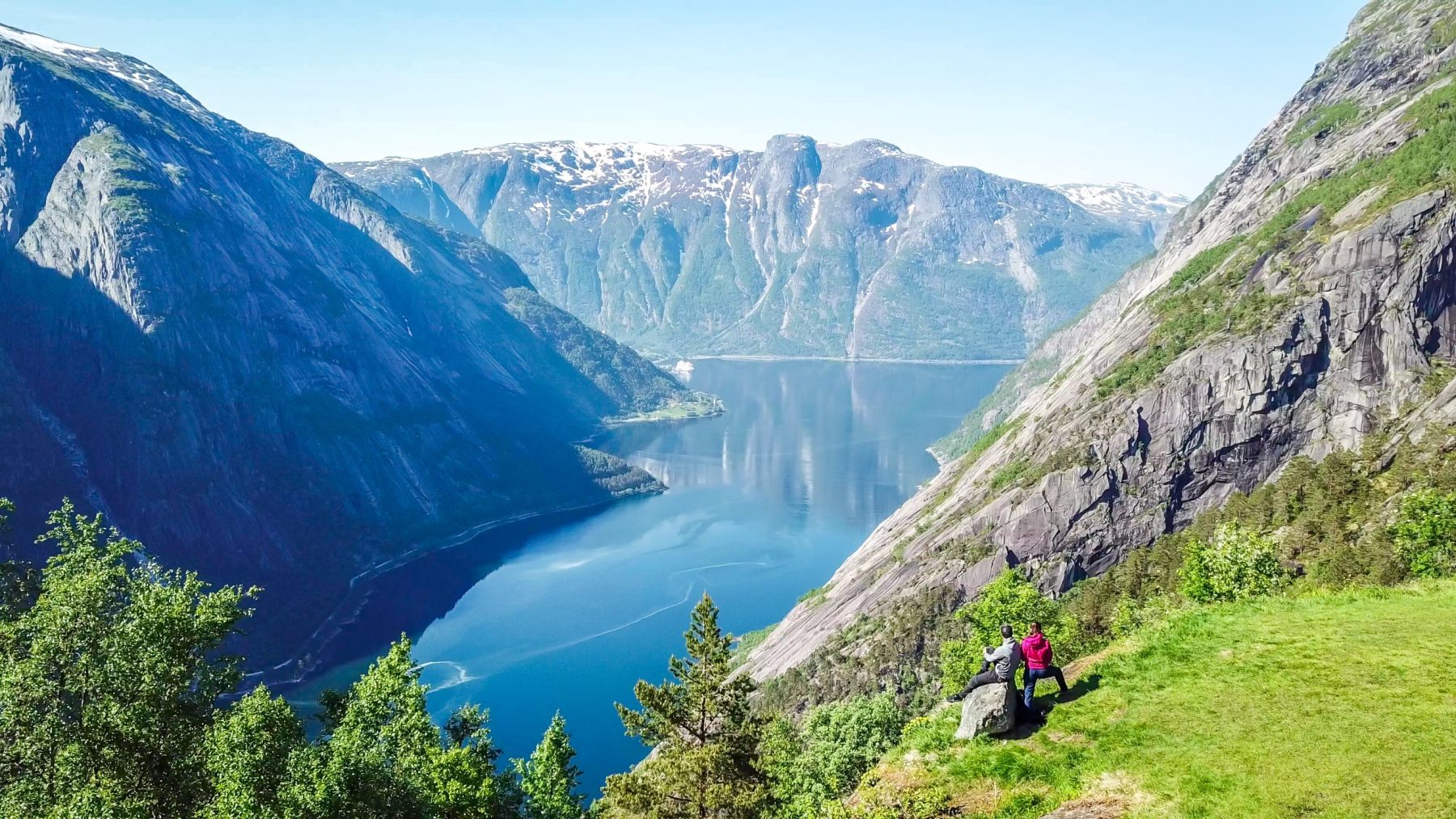 iStock 1147920073 Norway Fjords Eidfjord couple admiring view ChristopherMoswitzer (1)