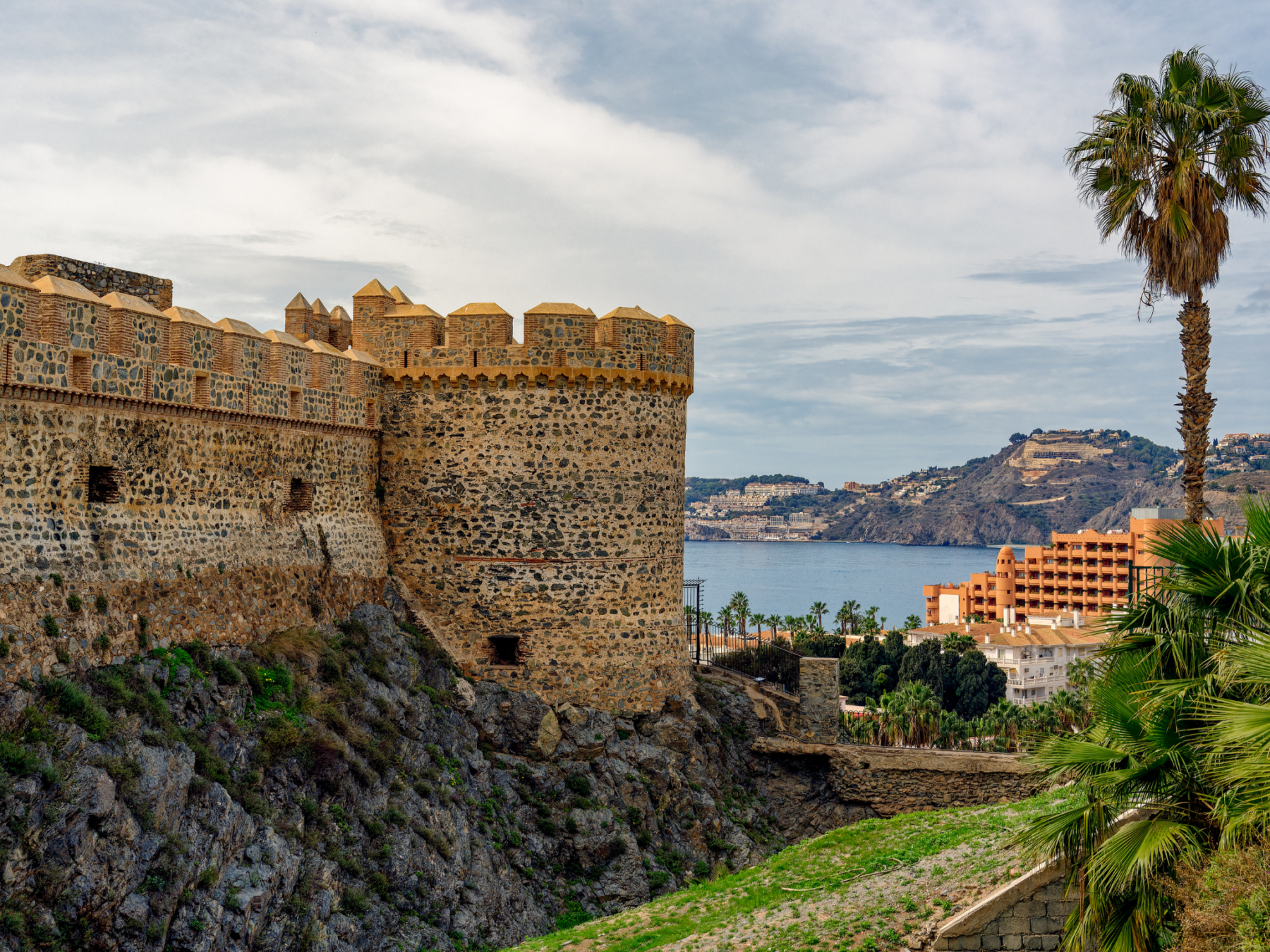 Picture of a castle in almunecar with the sea in the background