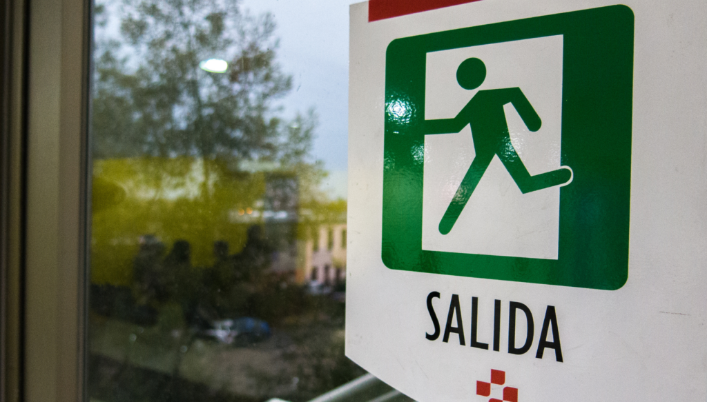 Picture of an exit sign in Spanish